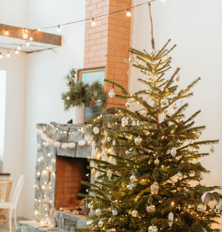 The Warmth of Artificial Christmas Wreaths: Sprucing Up Your Home for the Holidays